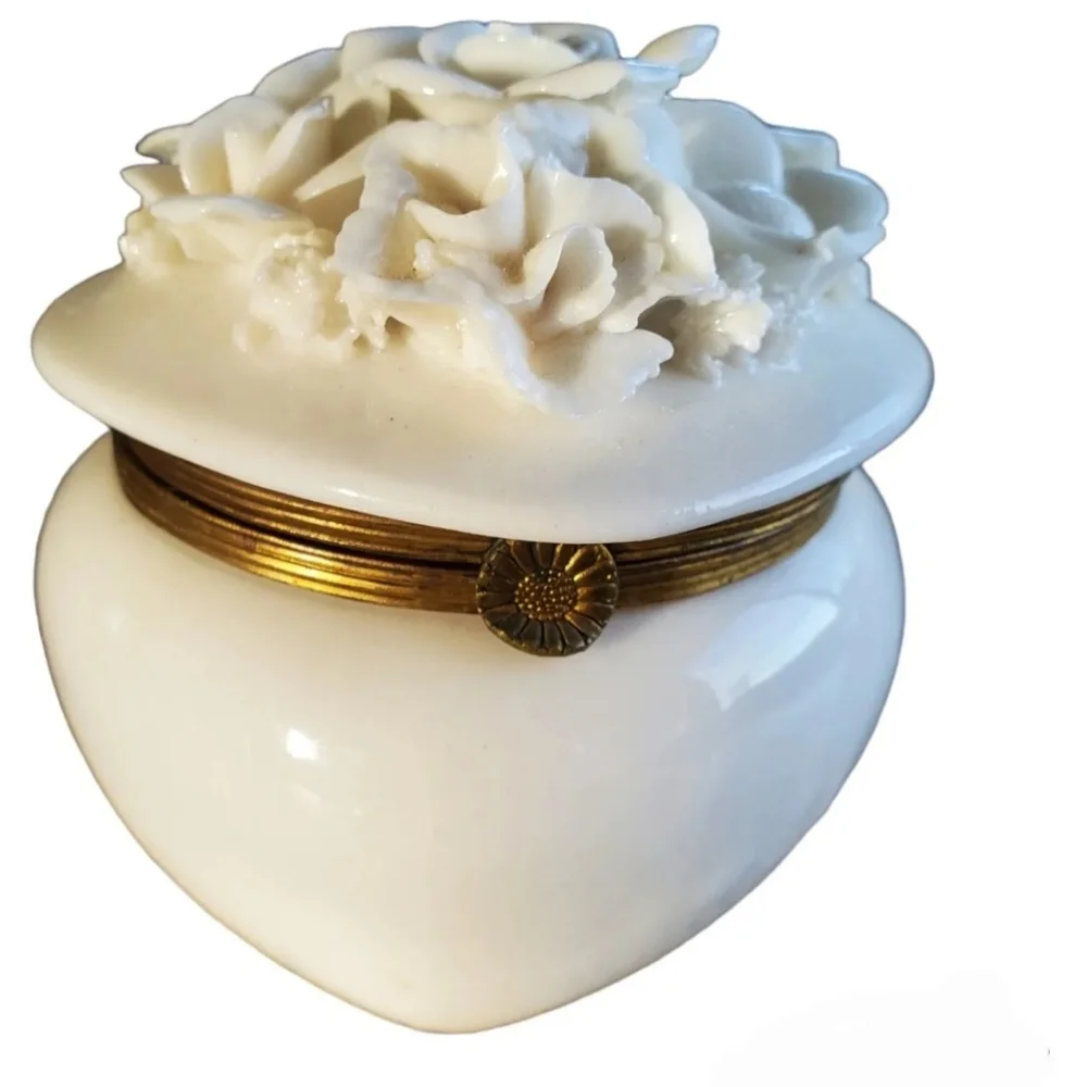 Trinket Box Heart Shaped Lenwile Ardalt White Flower Hinged Lid Vintage - Picture 7 of 8